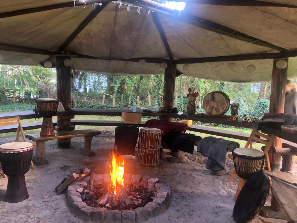 Vuurcirkel en drumsessie bij WoHaLi Tipi retreat in Hengelo