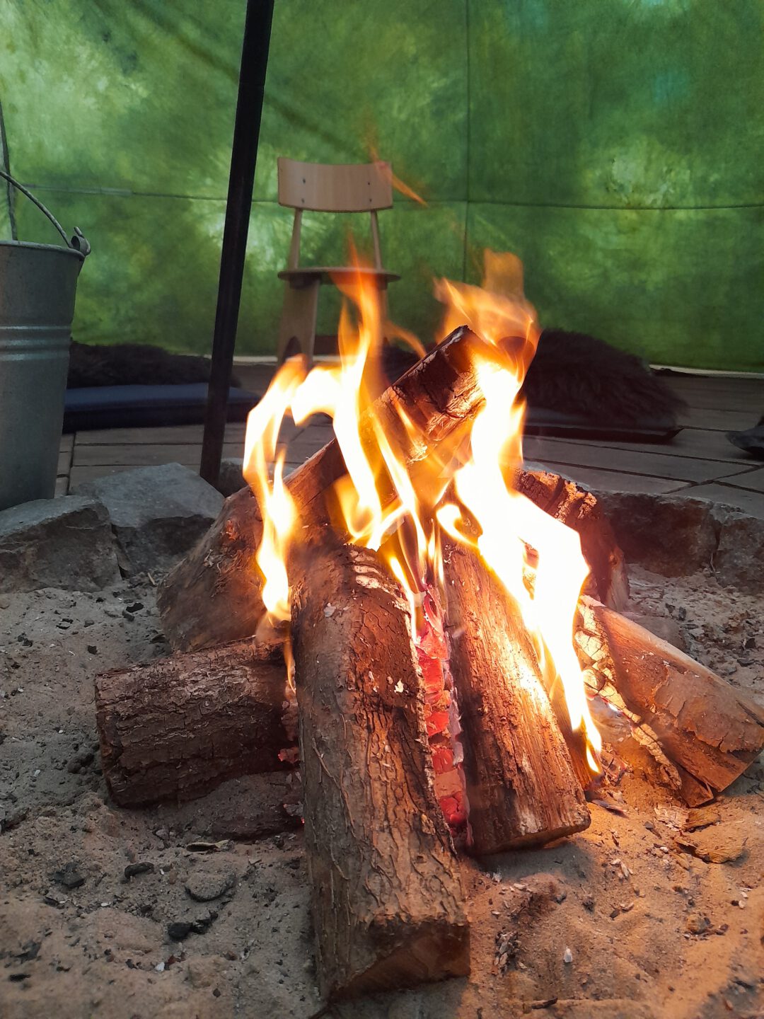 Vuur leren maken en met alle vijf elementen leren werken
